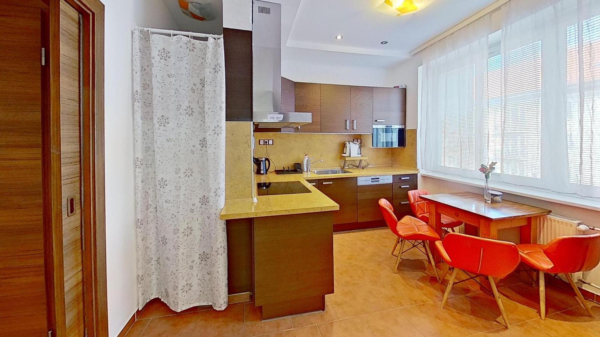 2Br Apt With Free Garage Parking, Close To The Historic Centre Братислава Экстерьер фото
